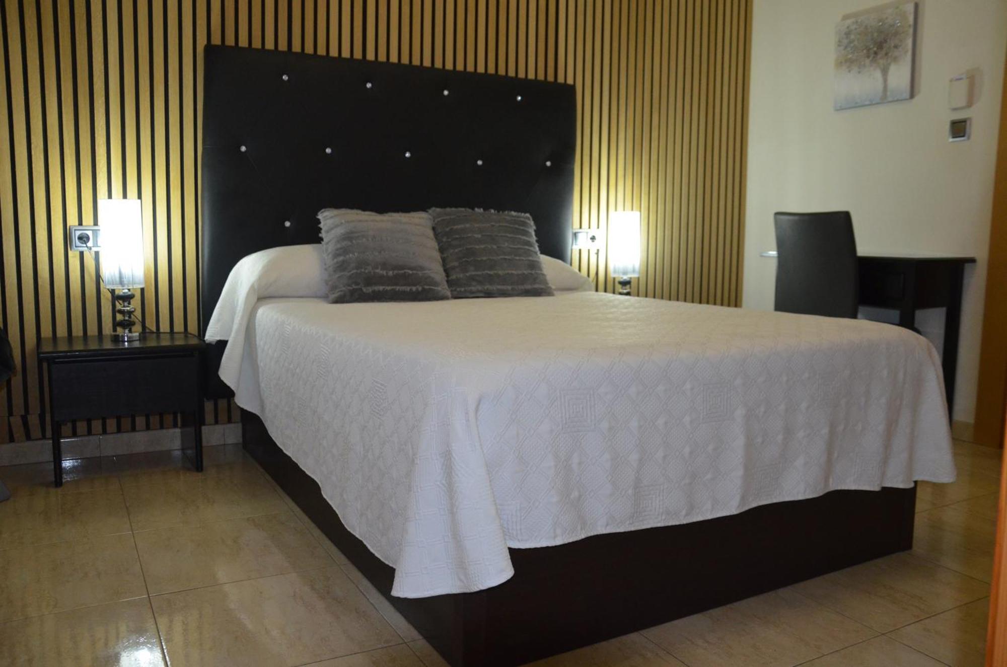 Hostal Mont Royal Alicante Exterior photo
